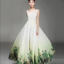 Weißes und grünes Brautkleid