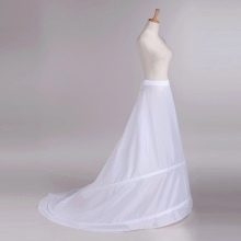 Bruiloft petticoat met een sleep aan de ringen