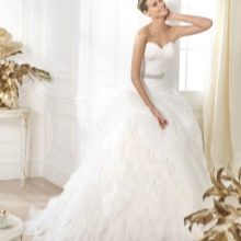 Gaun pengantin dengan ikat pinggang dari koleksi DREAMS oleh Pronovias
