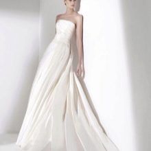 Gaun pengantin dari koleksi ELIE BY ELIE SAAB lurus