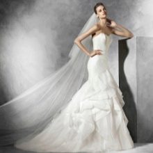Suknia ślubna o kroju syreny od Pronovias