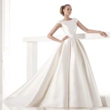 Gaun pengantin A-line dengan potongan tegar