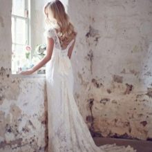 Brautkleid von Anna Campbell mit Perlen