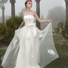 Сватбена рокля със сваляща се пола