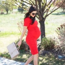 Raudona suknelė nėščiajai