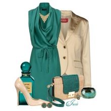 Beige Schuhe unter einem meergrünen Kleid