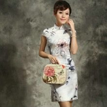 فستان على الطريقة الصينية أبيض مع طباعة