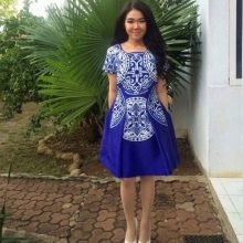 Modré polyesterové šaty s potlačou na jeseň