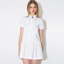 Gaun polo pendek putih dengan skirt berlipat