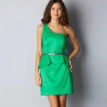 فستان أخضر بكتف واحد بيبلوم