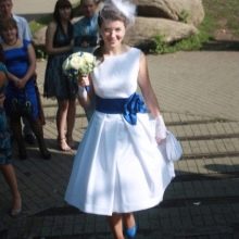 Vestuvinė suknelė su mėlynu diržu