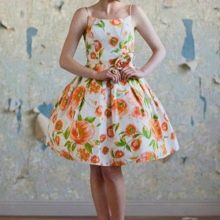 Suknelė su oranžiniu raštu