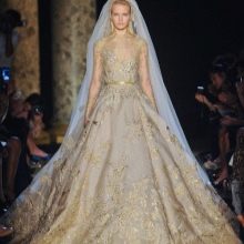Barokinė vestuvinė suknelė su aukso spalvos siuvinėjimais