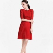 Crvena plisirana haljina