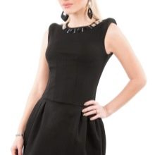 Gaun hitam pendek dengan skirt loceng