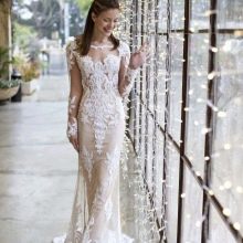 Vestuvinė suknelė permatomomis rankovėmis