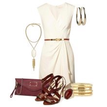 Złota biżuteria na białą krótką sukienkę