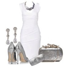Joyas de plata para un vestido corto blanco.