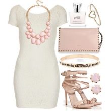 Rožiniai papuošalai prie baltos trumpos suknelės