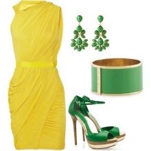 Žali aksesuarai prie geltonos suknelės