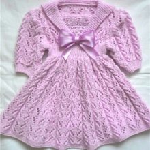 Robe en tricot pour filles avec des aiguilles à tricoter avec des manches