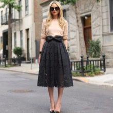 Skirt hitam dengan busur