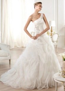 O vestido de noiva é longo e exuberante