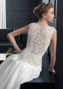Gaun pengantin dengan lace terbuka di belakang