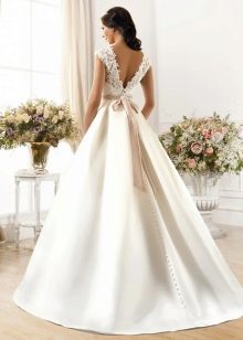 Сватбена рокля с тежка пола