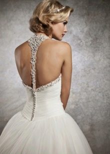 Gaun pengantin dengan tali di leher dan belakang terbuka