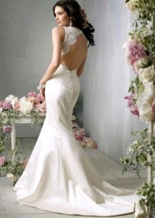 Wedding dress na may hiwa sa baywang