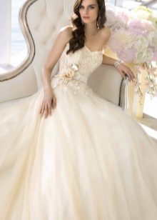 Gaun pengantin yang cantik, melebar dari pinggang