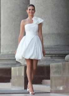 Gaun pengantin dengan skirt belon