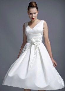 فستان زفاف قصير مزين بالورد