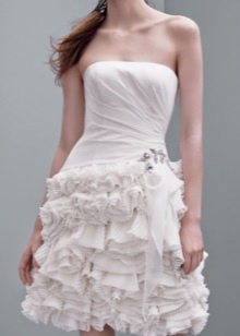 Gaun pengantin dengan ruffle yang kompleks