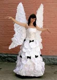 Długa papierowa suknia ślubna