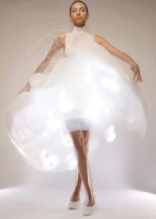 balta vestuvine suknele su LED lemputėmis