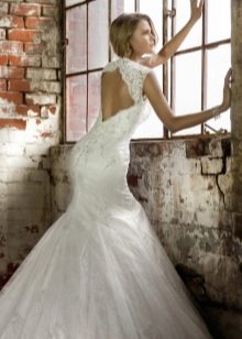 Suknia ślubna o kroju syreny z odkrytymi plecami