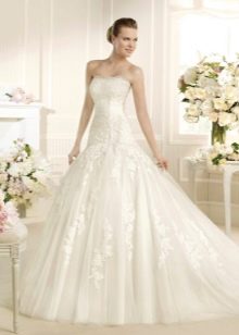 Gaun pengantin yang subur dengan renda