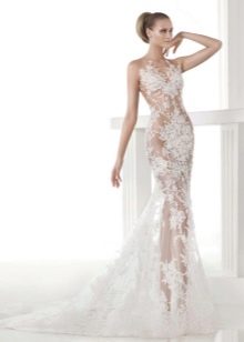 Lace straight wedding dress mula sa Pronovias