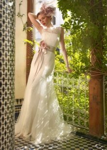 فستان زفاف بقصة مستقيمة من الدانتيل