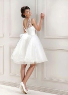 Krótka suknia ślubna z koronkowym gorsetem