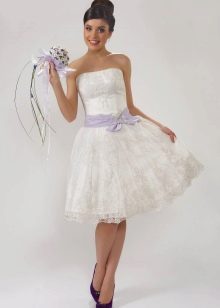 Novia en vestido de novia de encaje con ramo brillante
