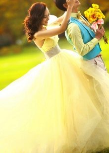 dzeltena kāzu kleita