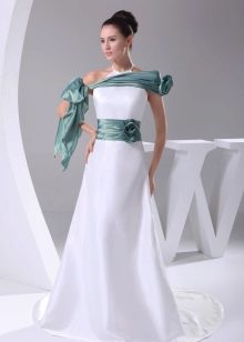 Balta vestuvinė suknelė su žaliais intarpais