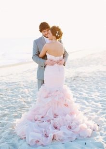 Gaun pengantin pantai merah jambu