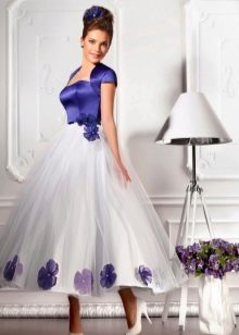 Gaun pengantin putih dan biru