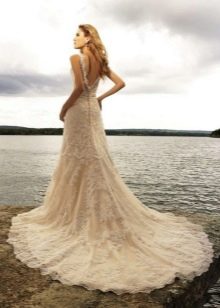 Vestido de noiva de praia com cauda longa