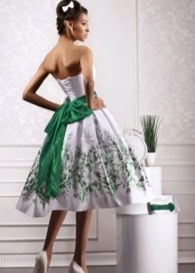 Krátke biele svadobné šaty so zelenými vsadkami