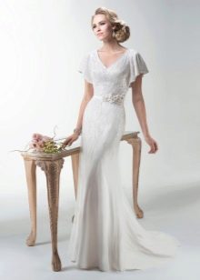 Gaun pengantin lurus dengan lengan loceng